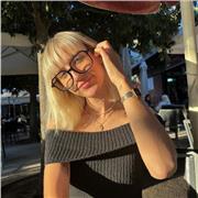 Soy una estudiante de posgrado de terapia ocupacional. Me describiría como activa, dinámica y versátil.